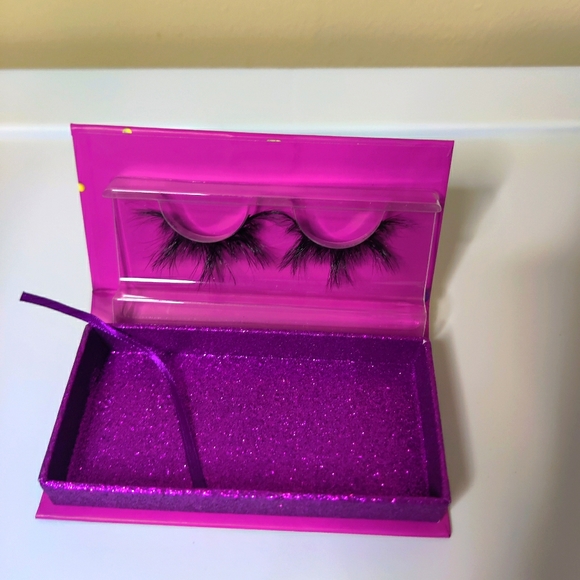 Lashes - Picture 2 of 4